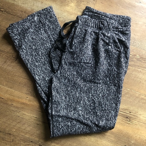 • LULULEMON • - Picture 1 of 3